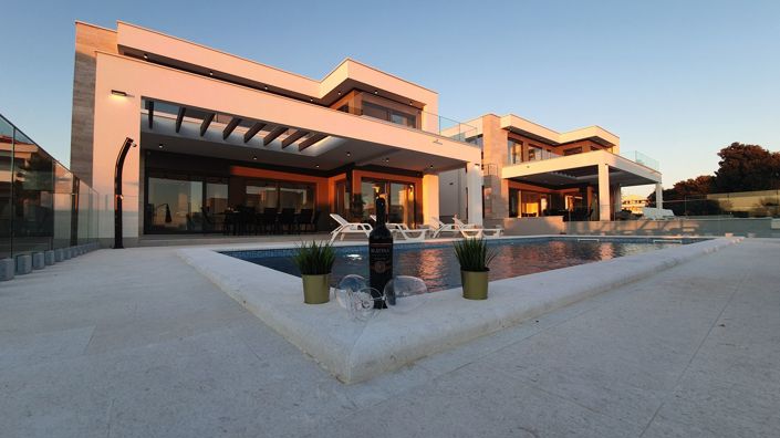 Image No.10-4 Bed Property for sale