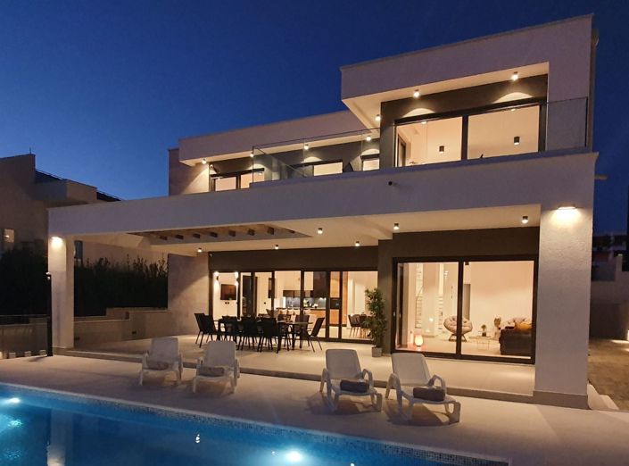 Image No.14-4 Bed Property for sale