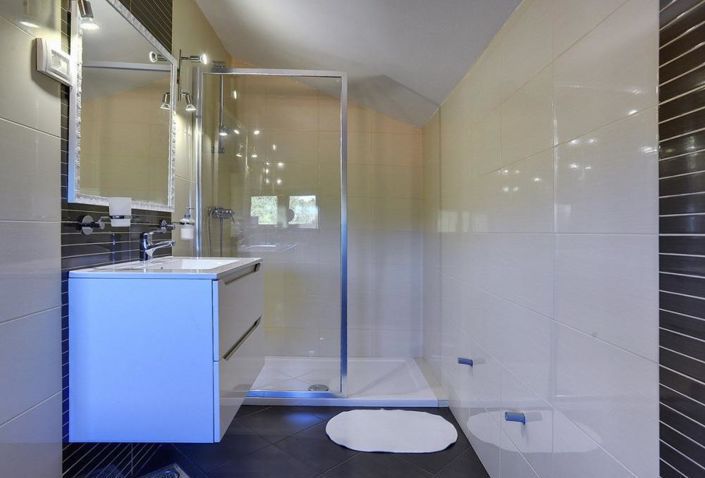 Image No.17-4 Bed Property for sale