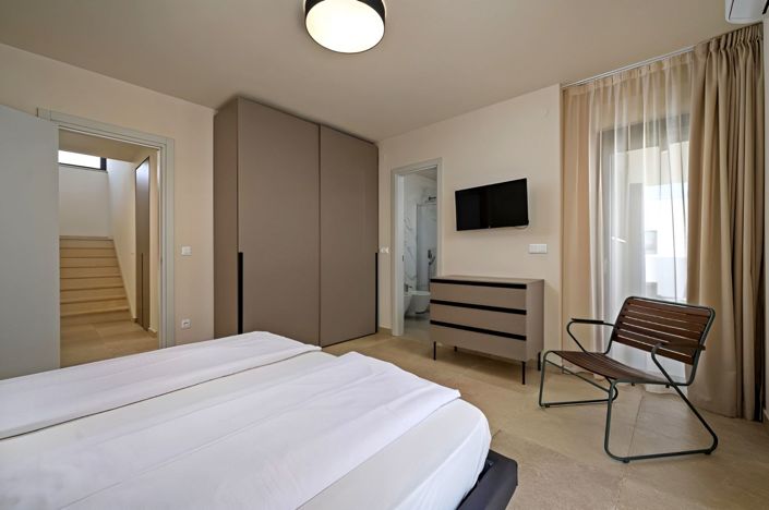 Image No.22-4 Bed Property for sale