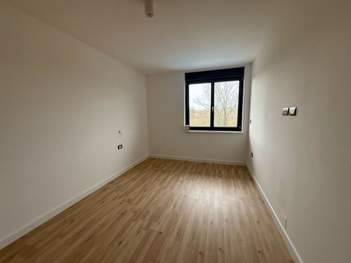 Image No.12-3 Bed Property for sale