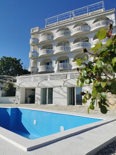 Image No.1-38 Bed Property for sale