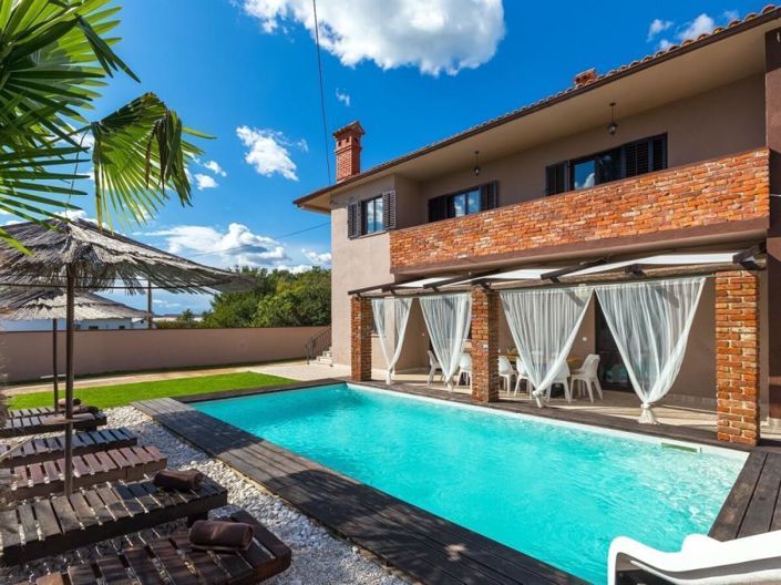 Image No.1-6 Bed Property for sale