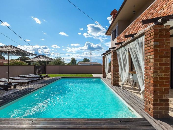 Image No.12-6 Bed Property for sale