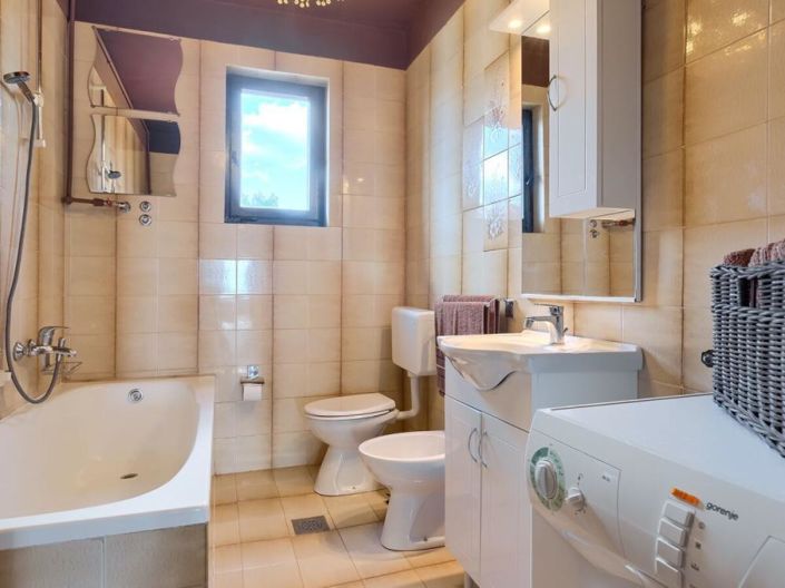 Image No.15-6 Bed Property for sale