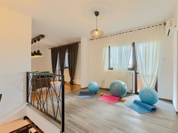 Image No.17-6 Bed Property for sale