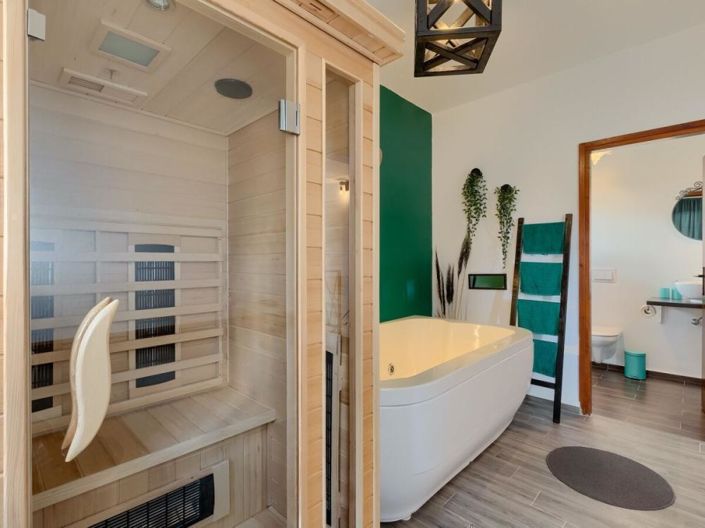 Image No.20-6 Bed Property for sale