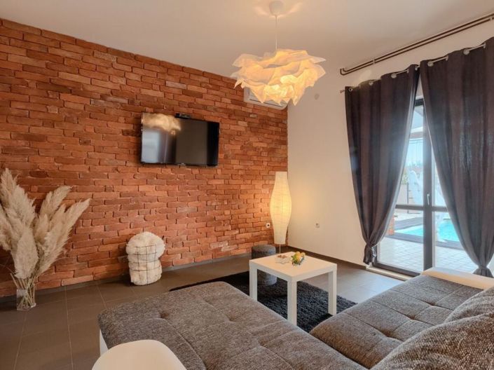 Image No.22-6 Bed Property for sale