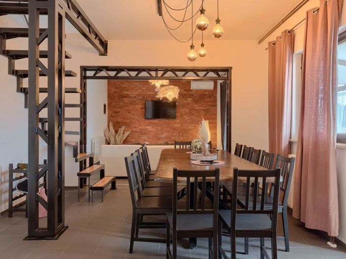 Image No.23-6 Bed Property for sale