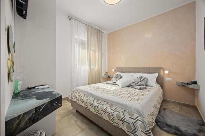 Image No.13-2 Bed Property for sale