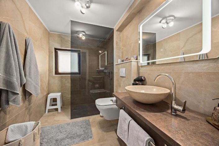 Image No.14-2 Bed Property for sale