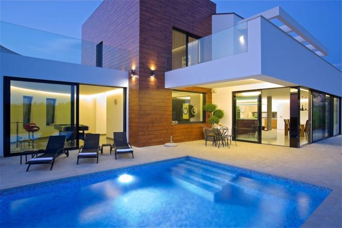 Image No.1-5 Bed Property for sale