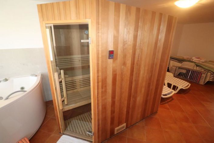 Image No.14-5 Bed Property for sale