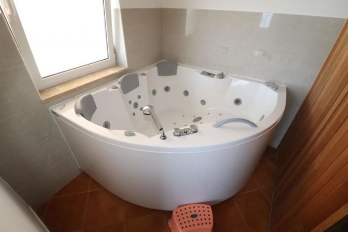 Image No.15-5 Bed Property for sale