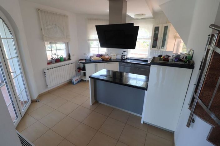 Image No.24-5 Bed Property for sale