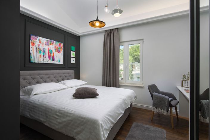 Image No.18-6 Bed Property for sale