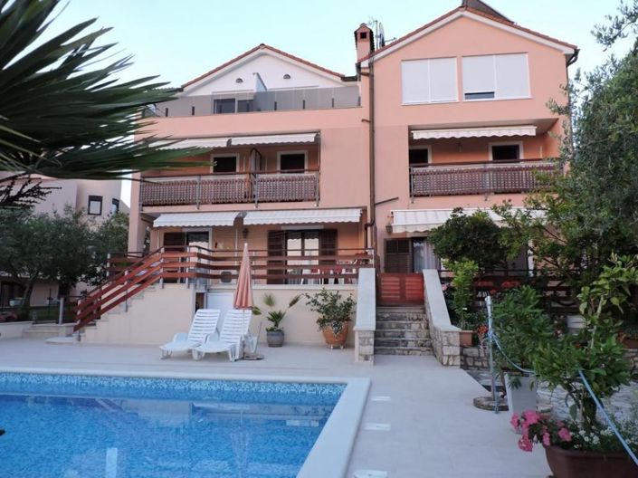 Image No.1-20 Bed Property for sale