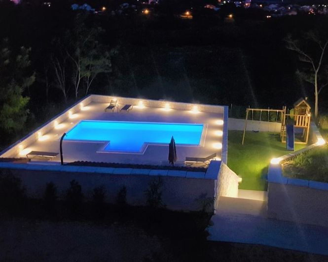 Image No.3-12 Bed Property for sale