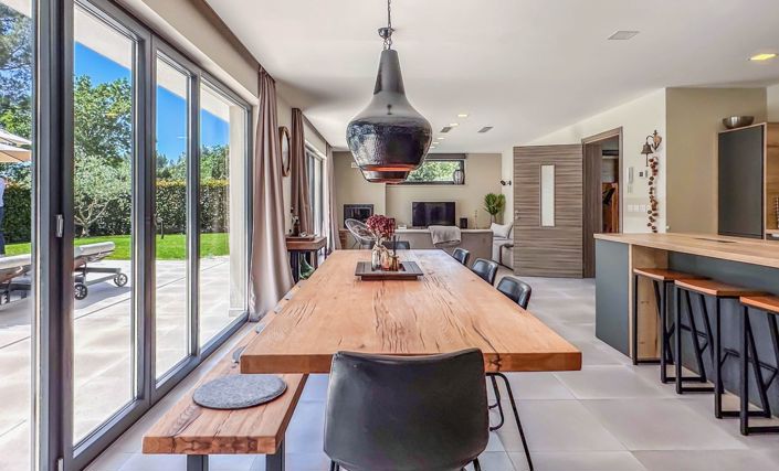 Image No.16-5 Bed Property for sale