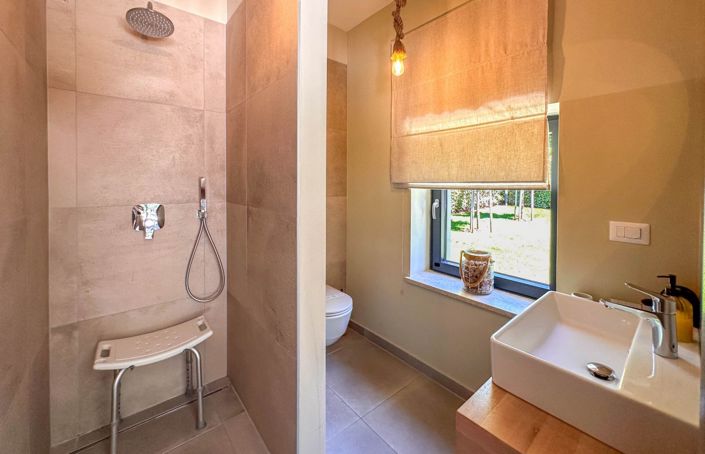 Image No.24-5 Bed Property for sale