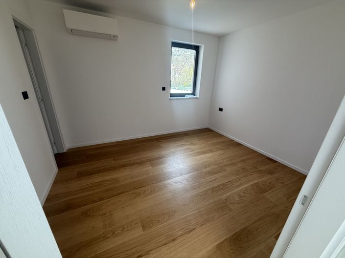 Image No.11-3 Bed Property for sale