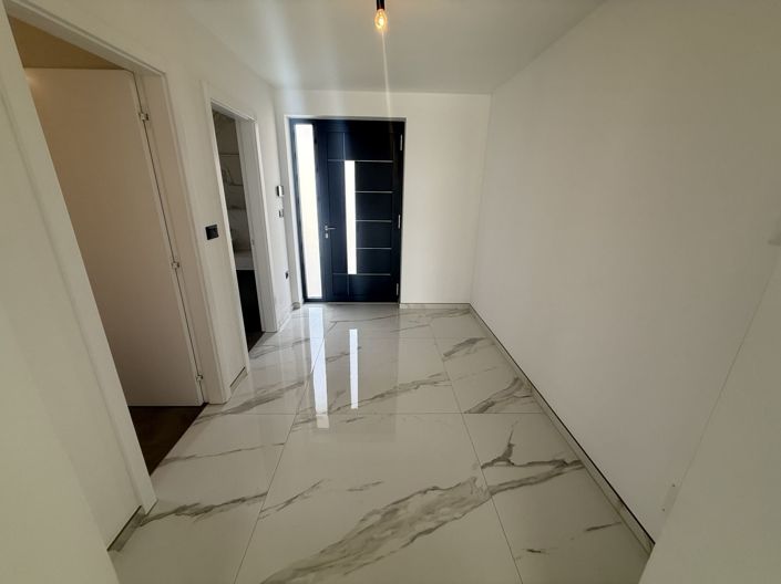 Image No.6-3 Bed Property for sale