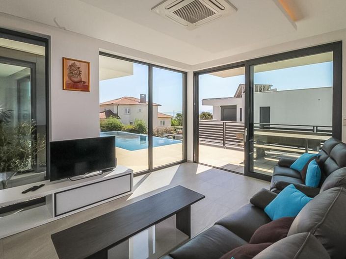 Image No.8-5 Bed Property for sale