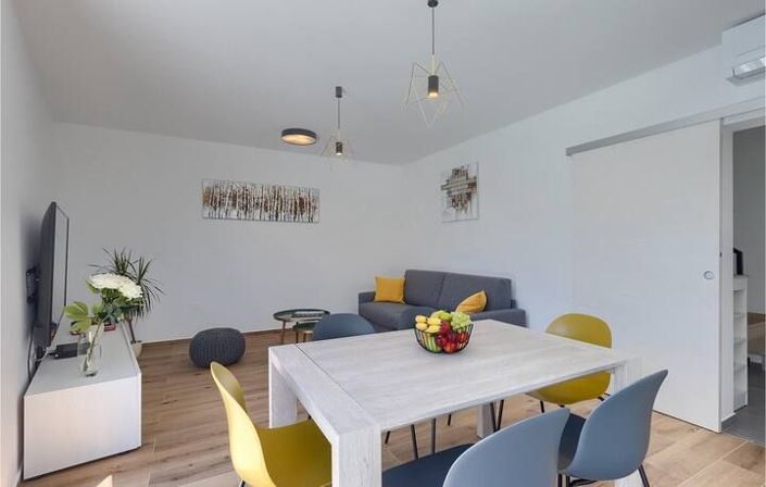 Image No.12-3 Bed Property for sale