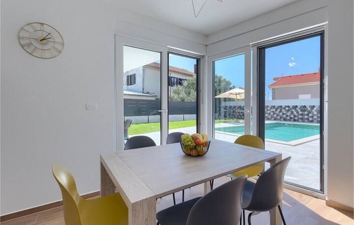 Image No.13-3 Bed Property for sale