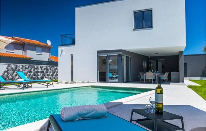 Image No.17-3 Bed Property for sale