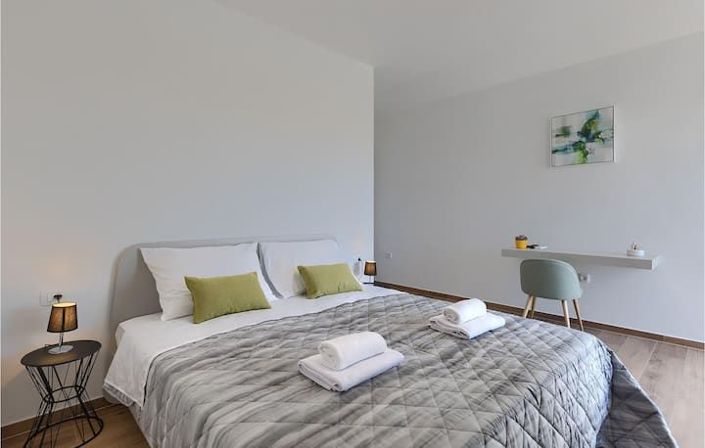 Image No.24-3 Bed Property for sale