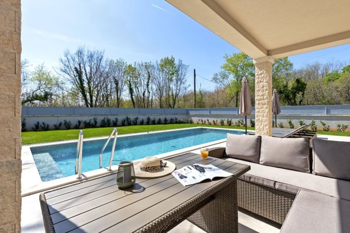 Image No.10-3 Bed Property for sale