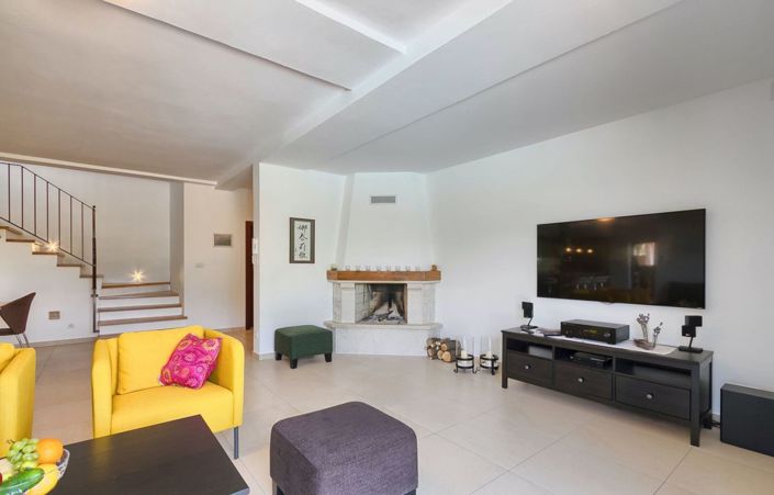 Image No.10-3 Bed Property for sale