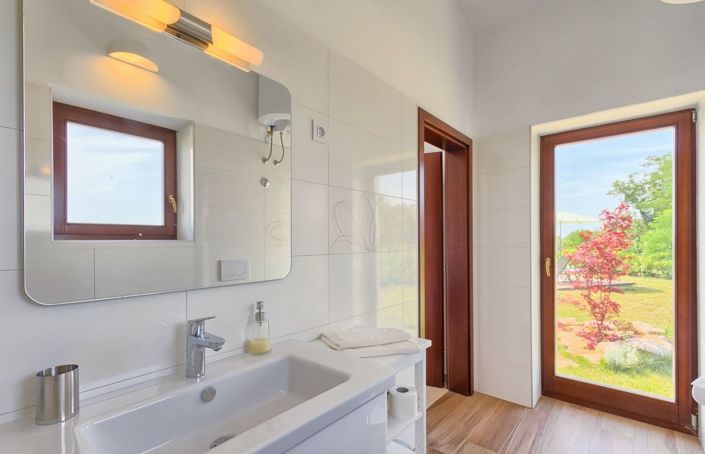 Image No.25-3 Bed Property for sale