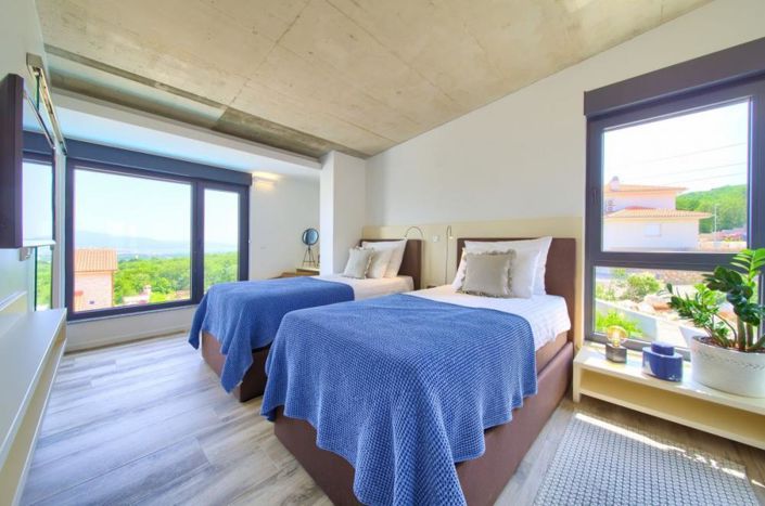 Image No.16-3 Bed Property for sale