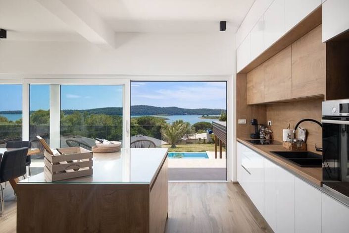 Image No.8-3 Bed Property for sale