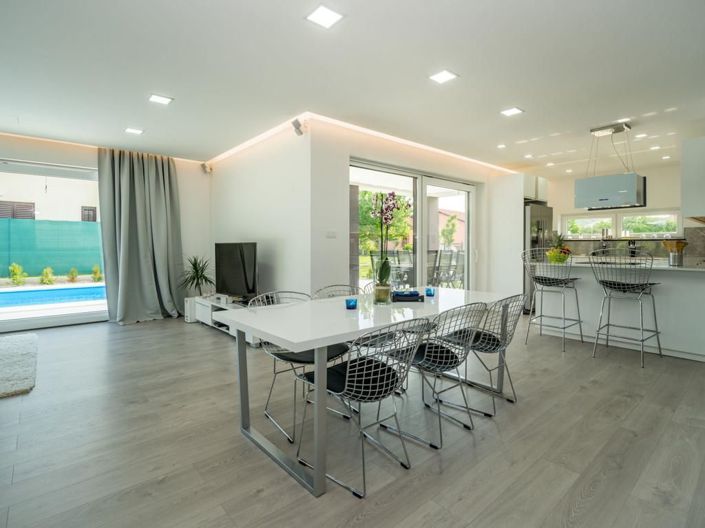 Image No.8-3 Bed Property for sale