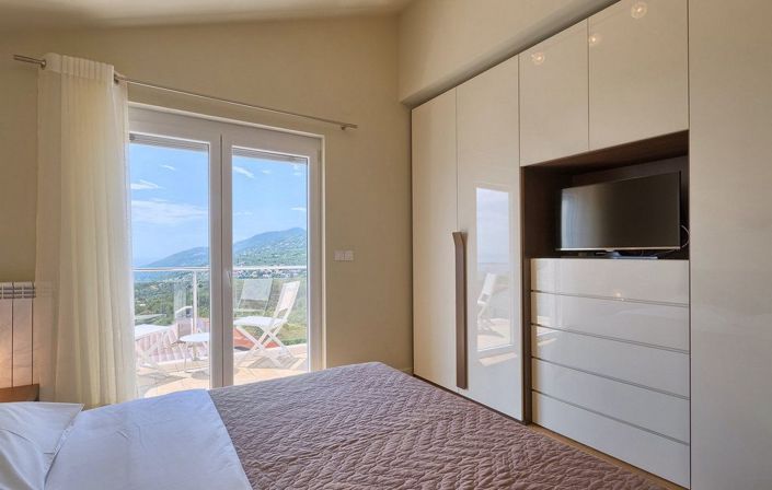 Image No.20-4 Bed Property for sale