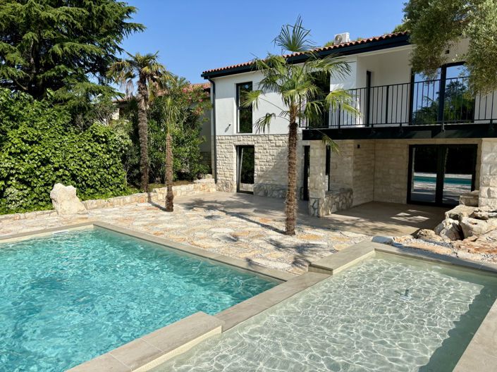 Image No.1-5 Bed Property for sale