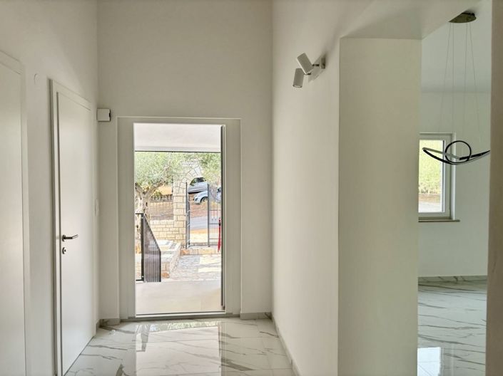 Image No.12-5 Bed Property for sale