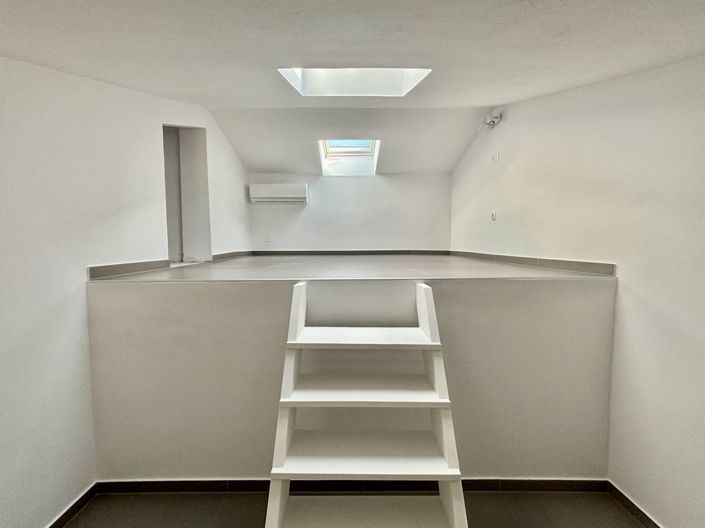 Image No.17-5 Bed Property for sale