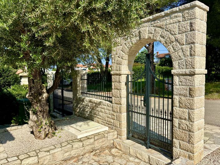 Image No.19-5 Bed Property for sale