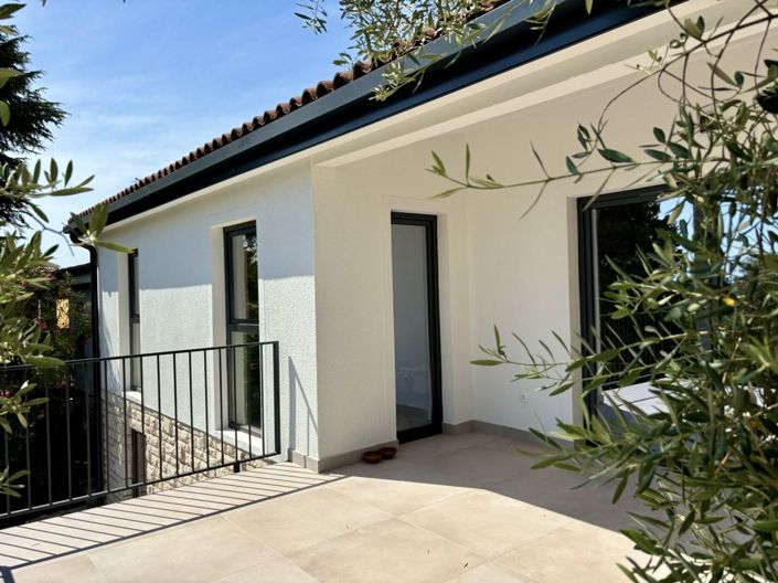 Image No.20-5 Bed Property for sale