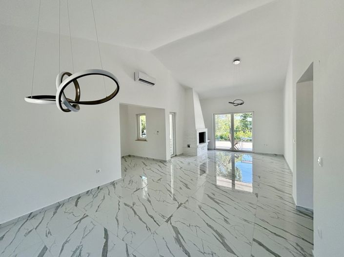 Image No.24-5 Bed Property for sale