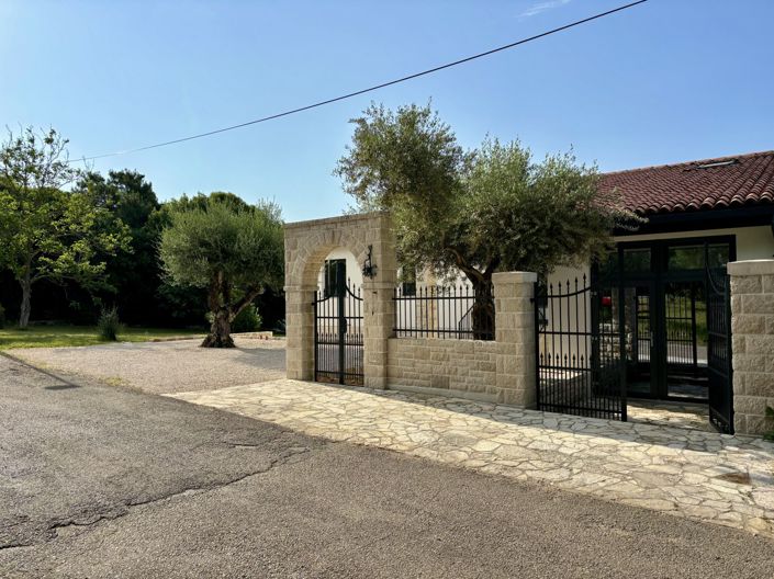 Image No.8-5 Bed Property for sale