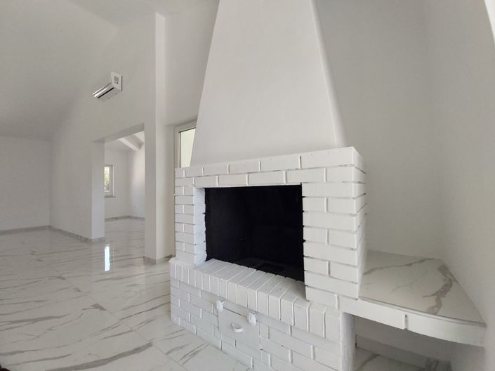 Image No.9-5 Bed Property for sale