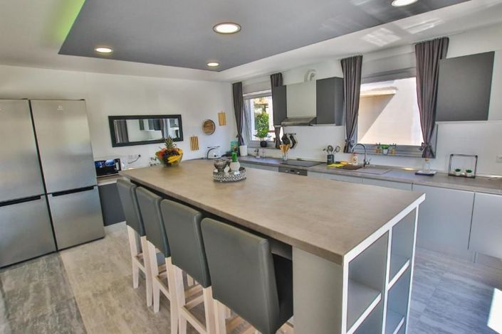 Image No.10-5 Bed Property for sale