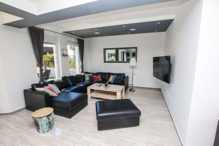 Image No.14-5 Bed Property for sale