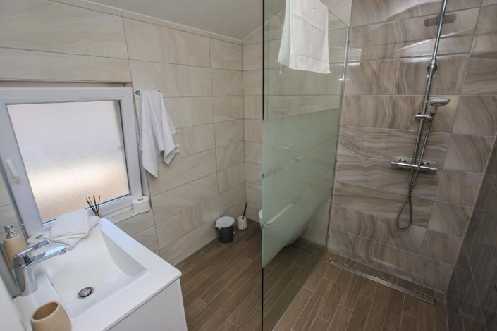 Image No.17-5 Bed Property for sale