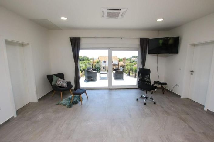 Image No.18-5 Bed Property for sale